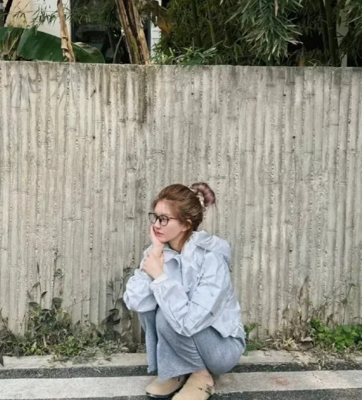 不愧是四川第一美人，连发型都那么养眼啊。[吐舌头眯眼睛笑][吐舌头眯眼睛笑][吐