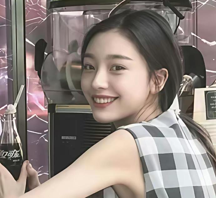 易梦玲素人时期的长相好像比现在更接近明星脸，很适合演那种小白花角色啊