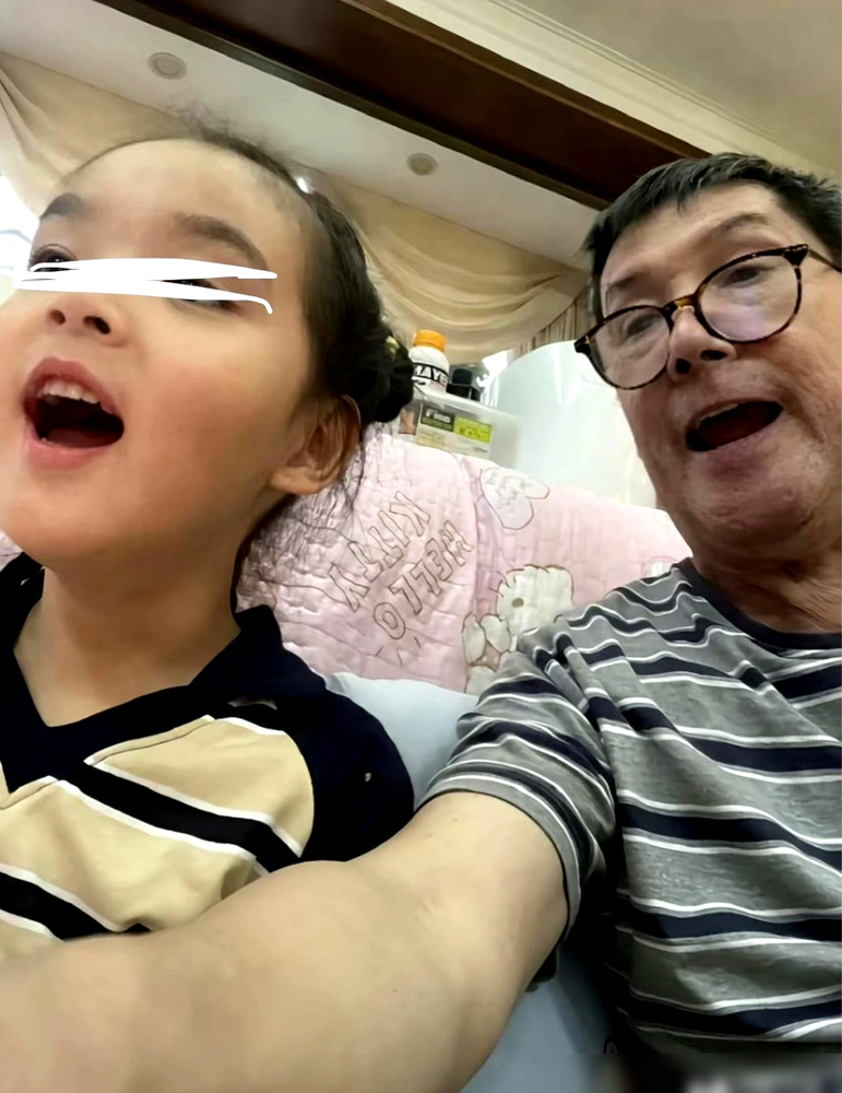 郭碧婷他爸直接把外孙正脸甩出来了，就眼睛打了码。配文更绝：都说孙女漂亮，可孙子貌比潘安。有人问是郭碧