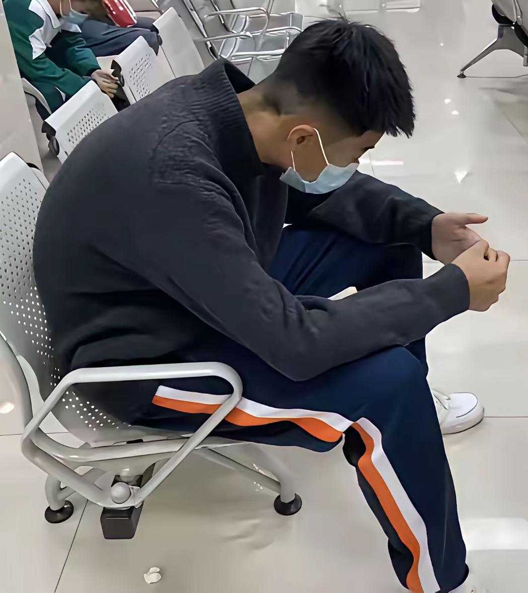父亲抢救急需用钱，14岁男孩在医院走廊的长椅上，攥着皱巴巴的缴费单，指尖泛白。他