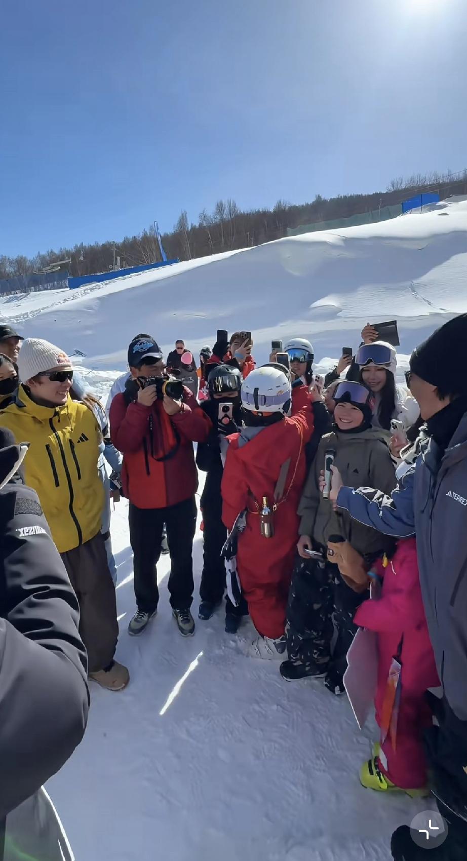 苏翊鸣火了，回到张家口云顶山滑雪场，与日本教练佐藤康弘一起，竟然像明星一样举办了