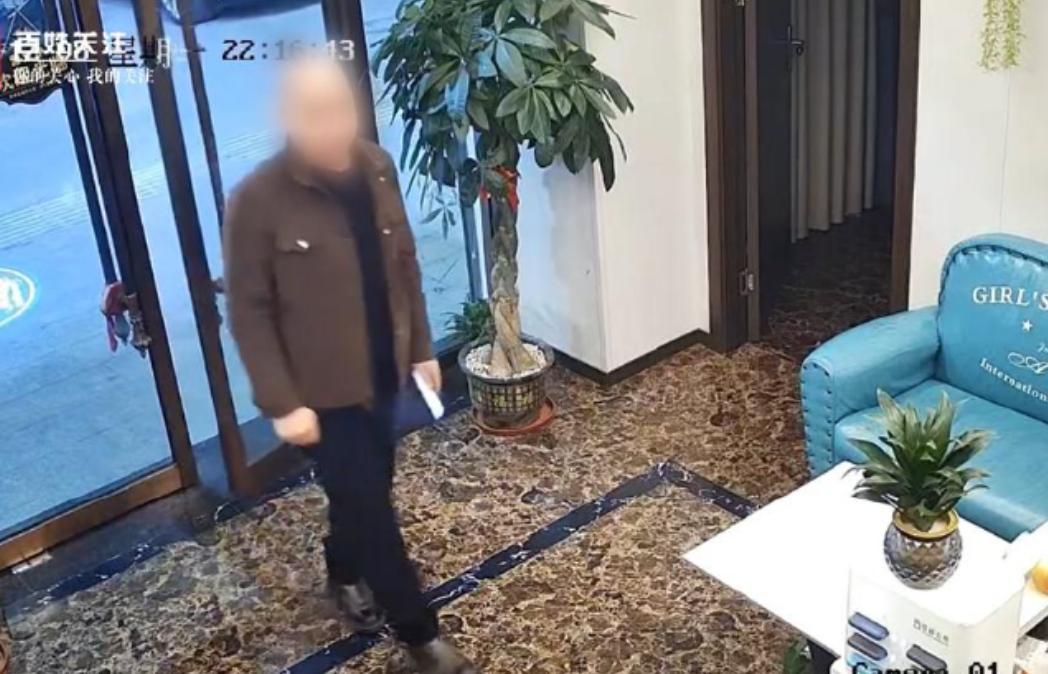 浙江湖州，一男子喝醉了跑进足浴店做按摩，借着酒意竟然跟女技师说，想要她提供一些特