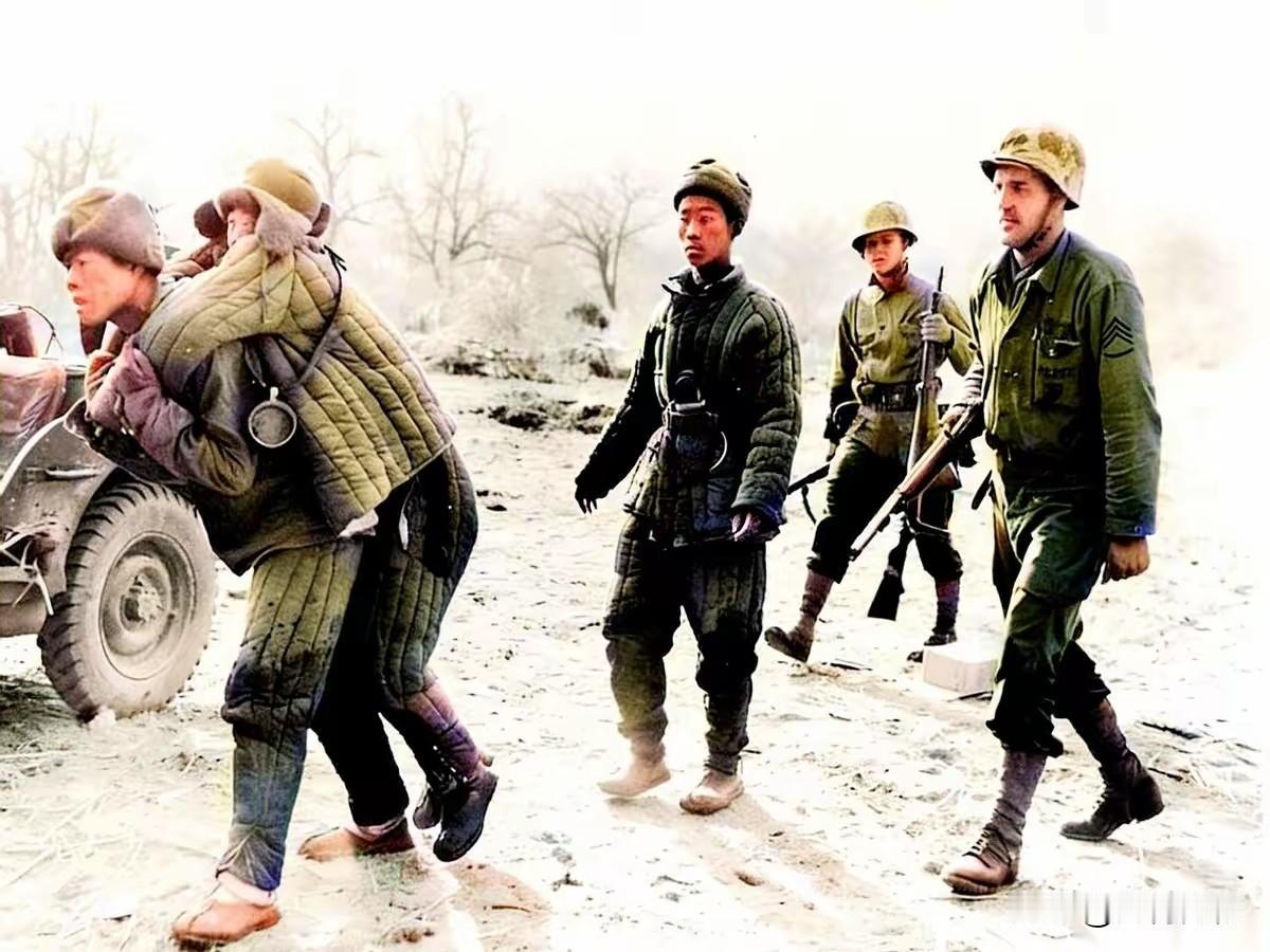 当年的志愿军战士，即便是在被美国大兵俘虏的情况下，依然是雄赳赳，气昂昂，根本就没