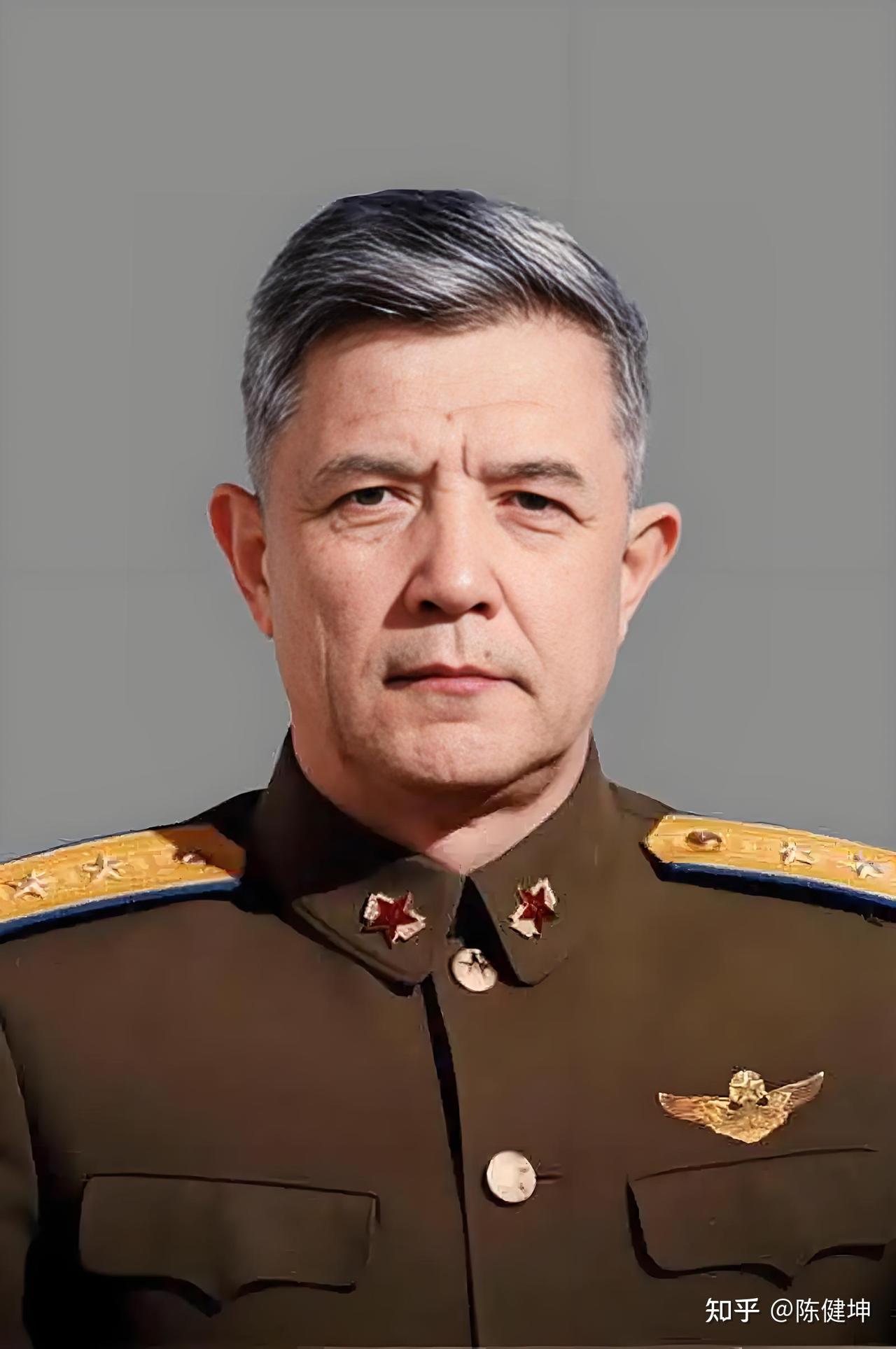 混血，有一种国之栋梁的正气感！母亲是白俄罗斯逃难的贵族，当时苏联在搞肃反，