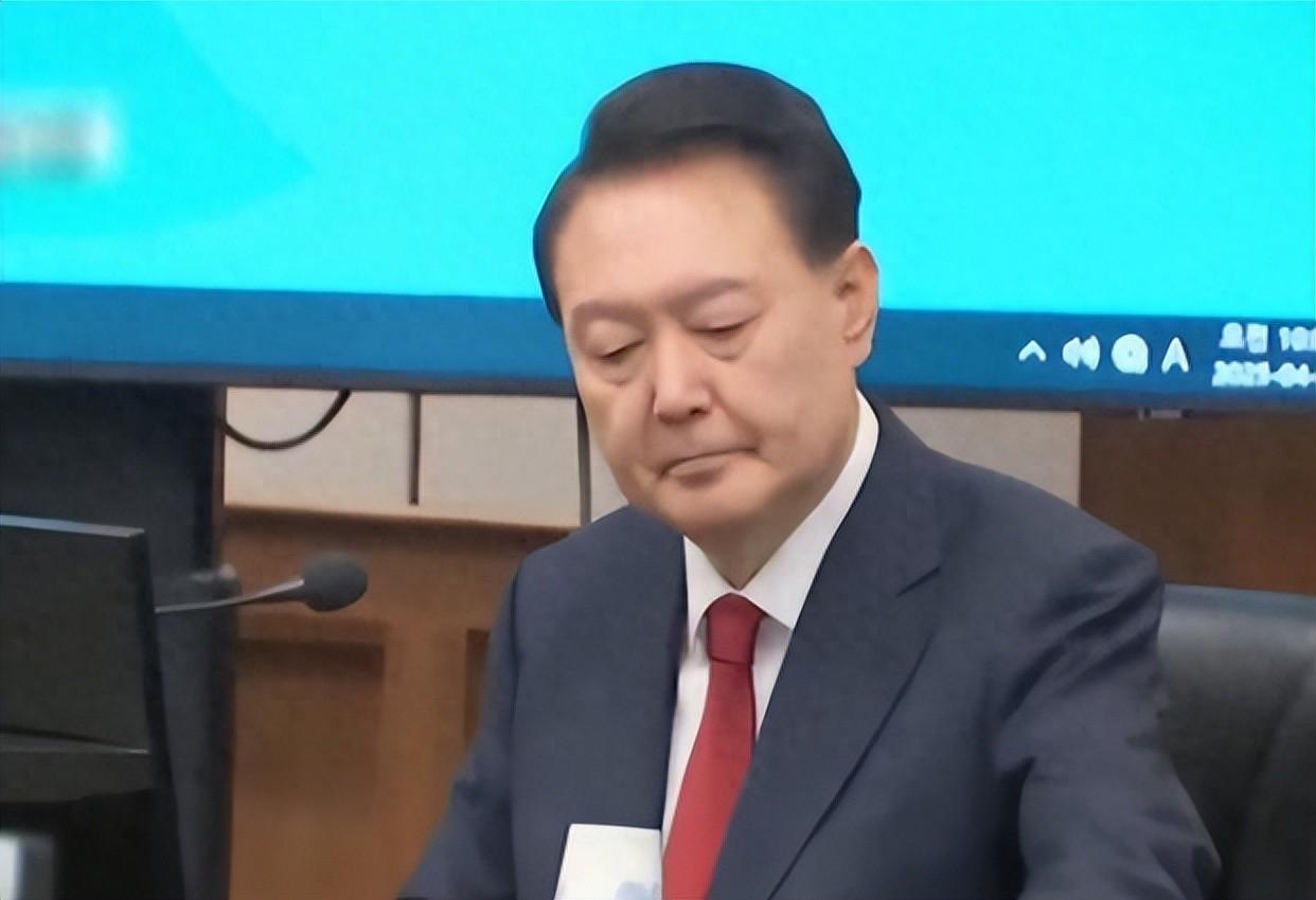 一听有机会出去，尹锡悦立马变脸，只要不被判死刑，他都愿意配合 还记得前几