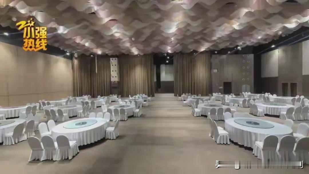 浙江嘉兴，男子提前一个月预定酒席，谁知等男子把请柬都发完了，布置婚礼现场的工作人