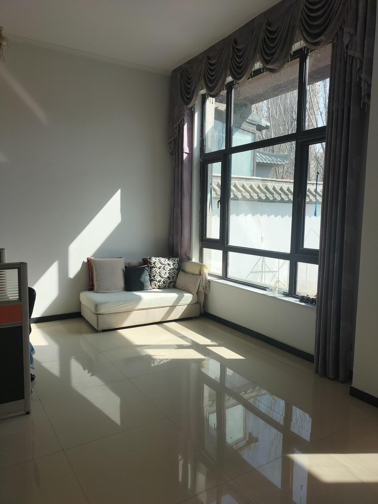 我家别墅客厅的窗户很大，采光非常好。别墅