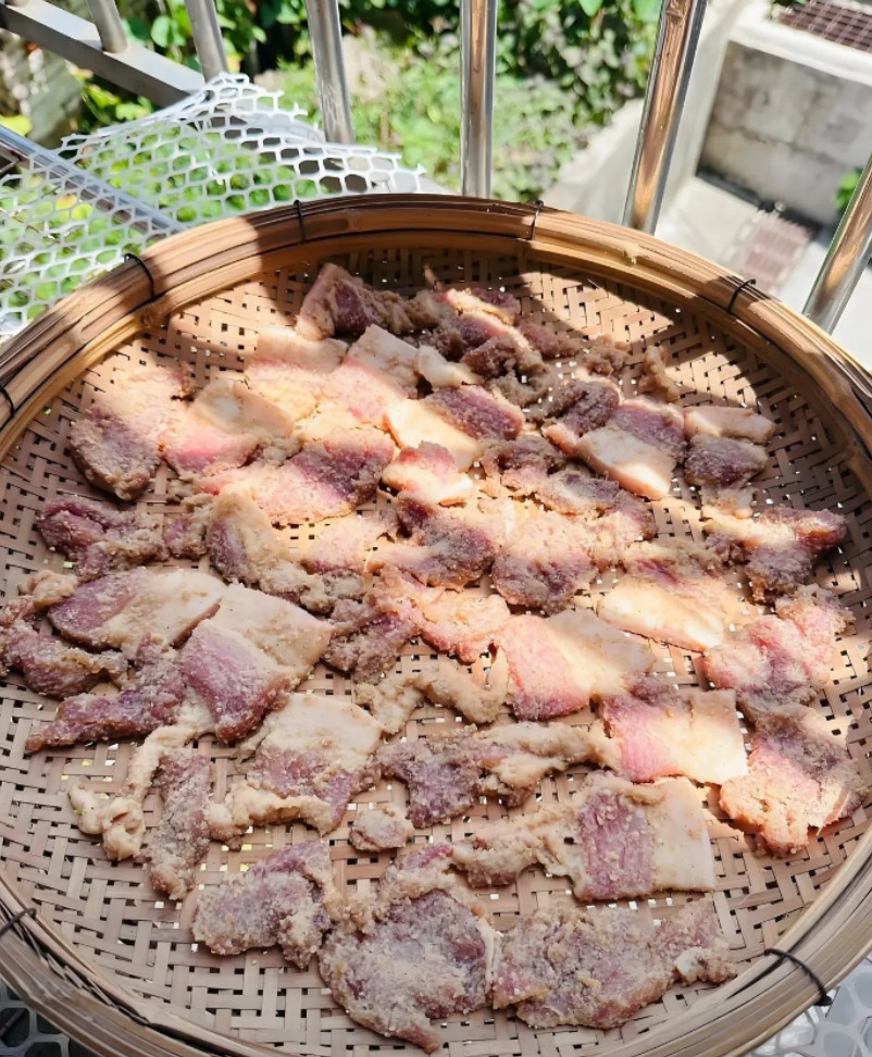 今天来江西朋友家做客，看到他家晒的这些肉片，朋友说晚上做给我尝尝，说的我都不好意