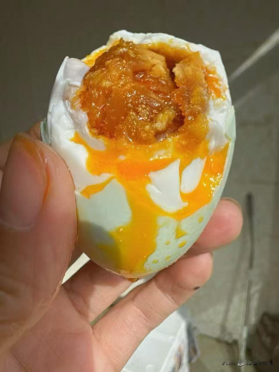 1. 人到中年，半生风雨半生悟，不争对错，只渡自己。​2. 渐渐明白，平凡才
