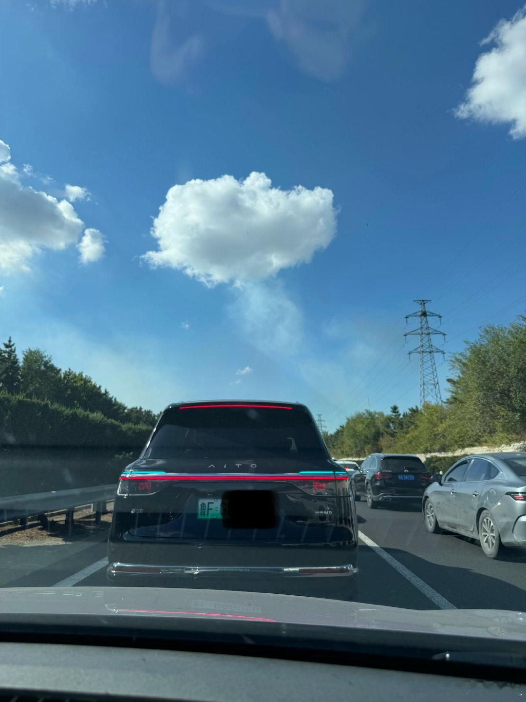 这么好的天气，蓝天白云青山绿水，高速也不咋堵车，心情美美滴。前车——问界M9，说是豪车可能有争议，可
