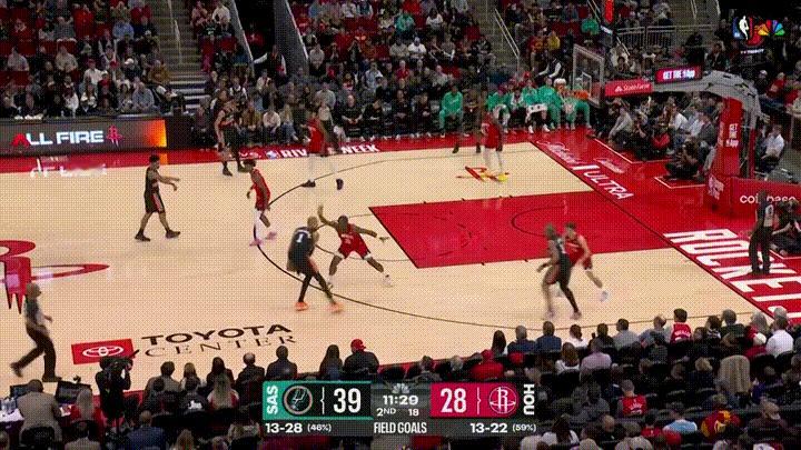 火箭老将卡佩拉真是太悲惨了！在今天火箭主场迎战马刺的比赛中，当时比赛进行到了第二