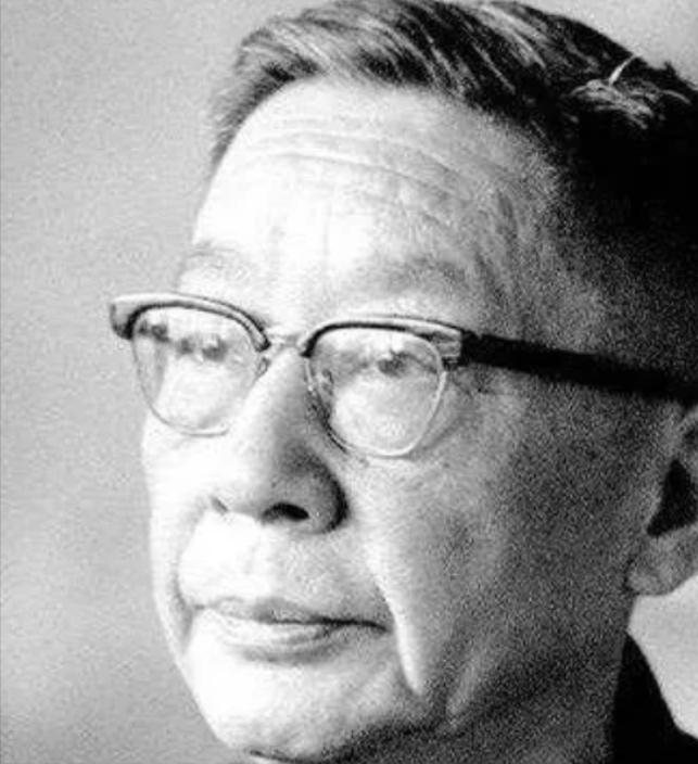 1966年8月24日，北京，一个67岁的老人出了家门。走到院子中间，他停下来，把