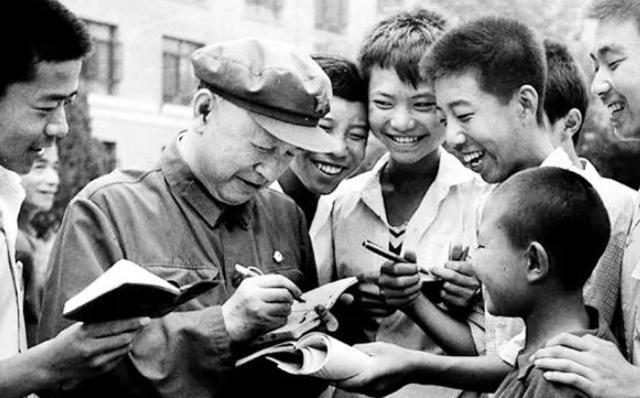 1964年，新疆有个年轻人给钱学森寄了一封信，严肃指出他论文中的错误，本以为这事