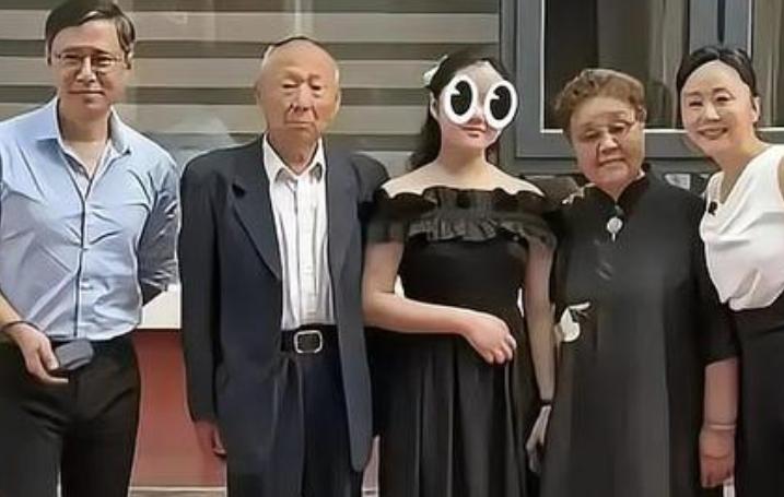 演员高鑫（《情深深雨濛濛》中“尔豪”的扮演者）与妻子王一楠的女儿高嘉宝（小名家宝