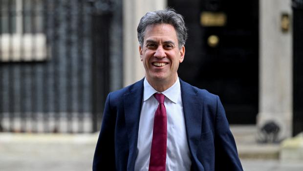 被逼到绝境的英国政府，终于不再拖延了，赶紧想办法破局，核心就一个思路：赶紧转型能