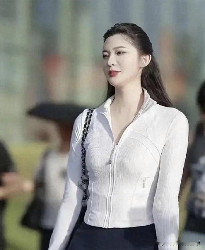 杜芊逸这样的美女长相挺标致的，拥有完美的身高，身材好，是网红美女里比较有气质，有