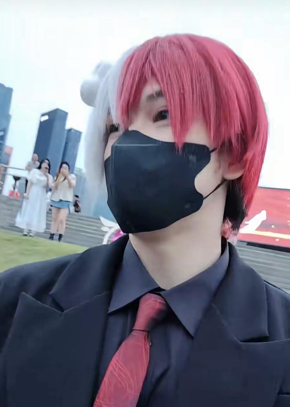 成都世界线漫展，cosplay（角色扮演）玩家们差点被同行坑了波大的，一个男子故