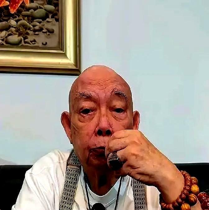 都说周星驰和黄一飞因为一个酒瓶子，二十年没说话。结果黄一飞开口就要票，张嘴就