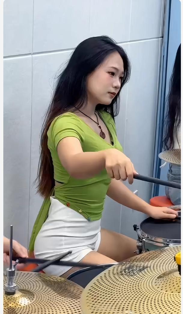 小妹妹穿的衣服是什么颜色的。