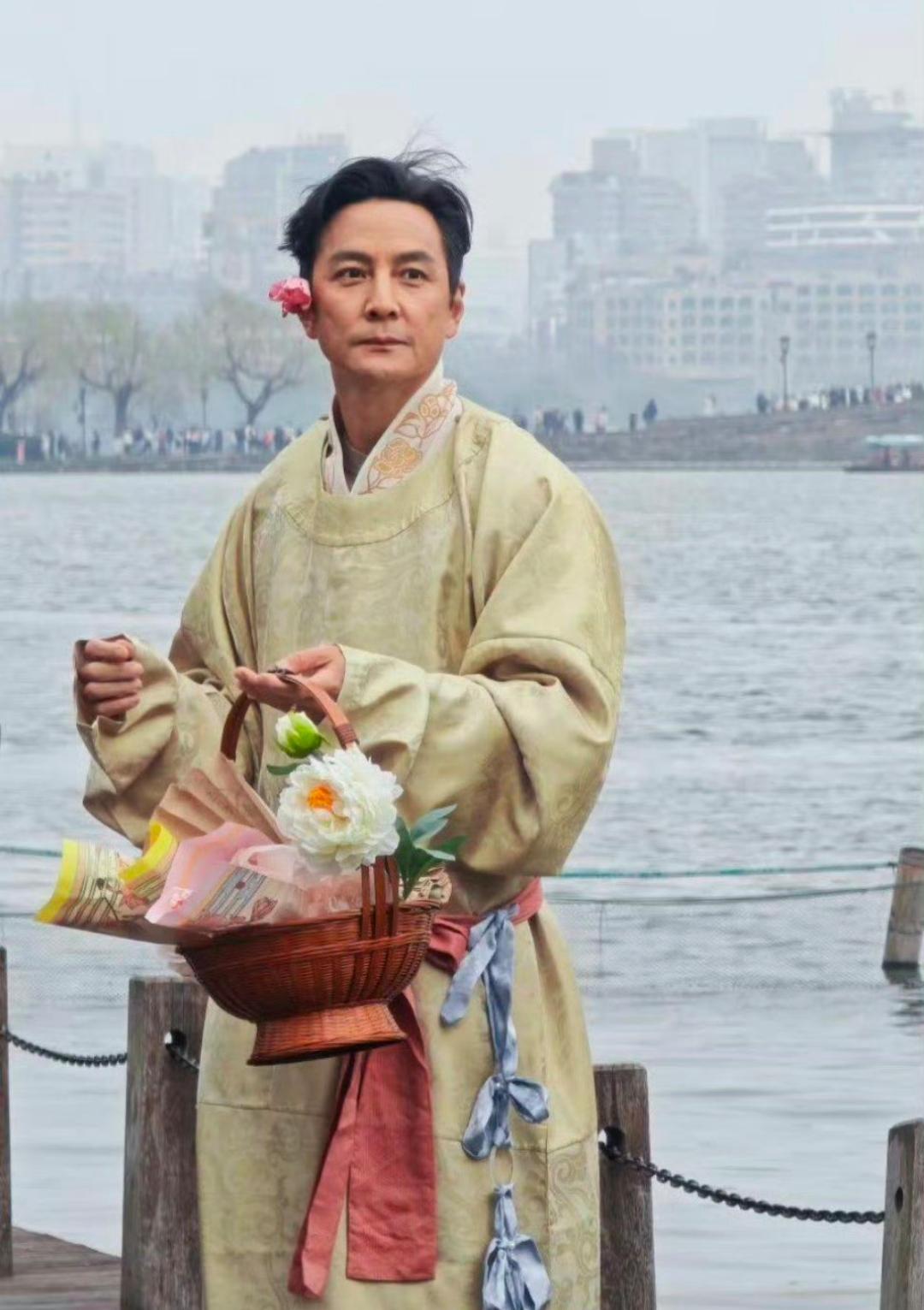 年纪大了干啥都心酸！只是为啥要给他穿这么廉价的衣服，你看看他旁边的人穿的里三层