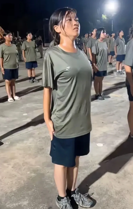 新生军训，这个姿势够标准吧！