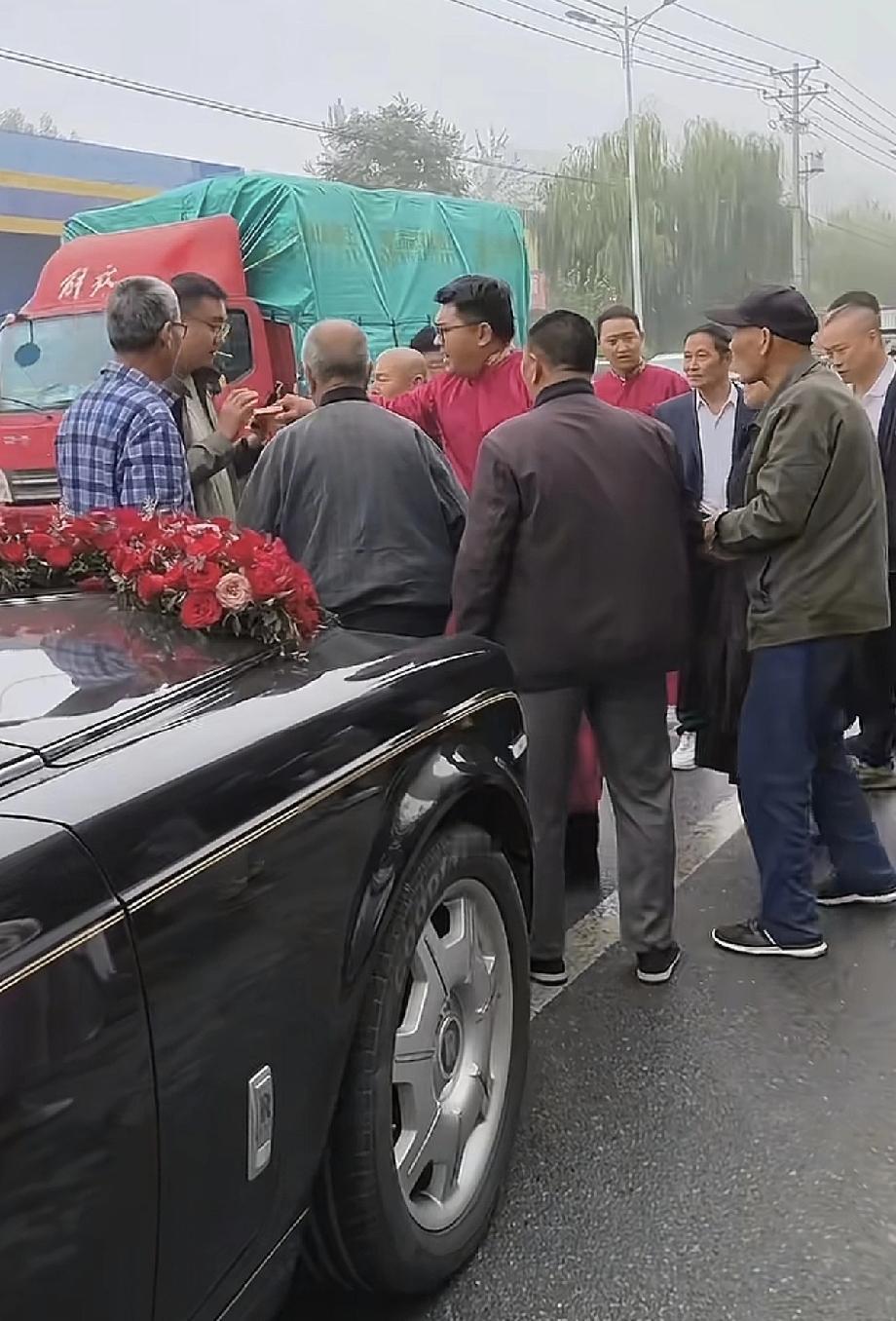 河北，大爷组团拦婚车，靠在劳斯莱斯车头不走，都是老人，车主也没办法，只能下车商量