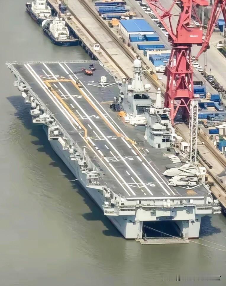 076型多用途两栖攻击舰四川舰正在泊位做最后的“装扮”。目前施工似乎尚未结束，也
