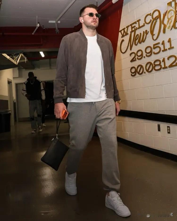 明天NBA常规赛将会迎来一场焦点战，湖人将会坐镇主场迎战由字母哥领衔的雄鹿。对于