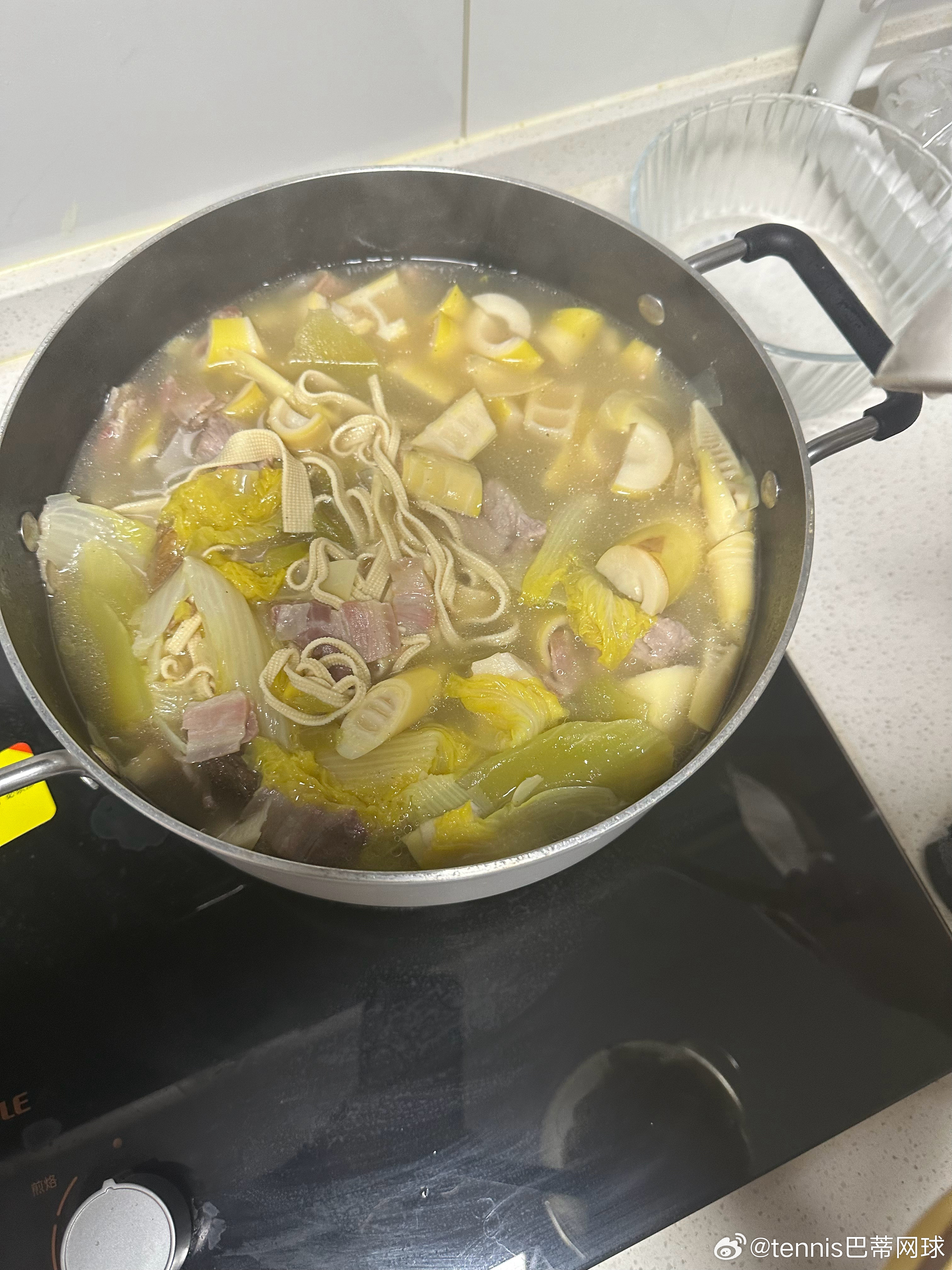 江浙沪家常菜—腌笃鲜家常版新鲜的小排配精致火腿片，再加上应季的春笋，慢火熬煮而成