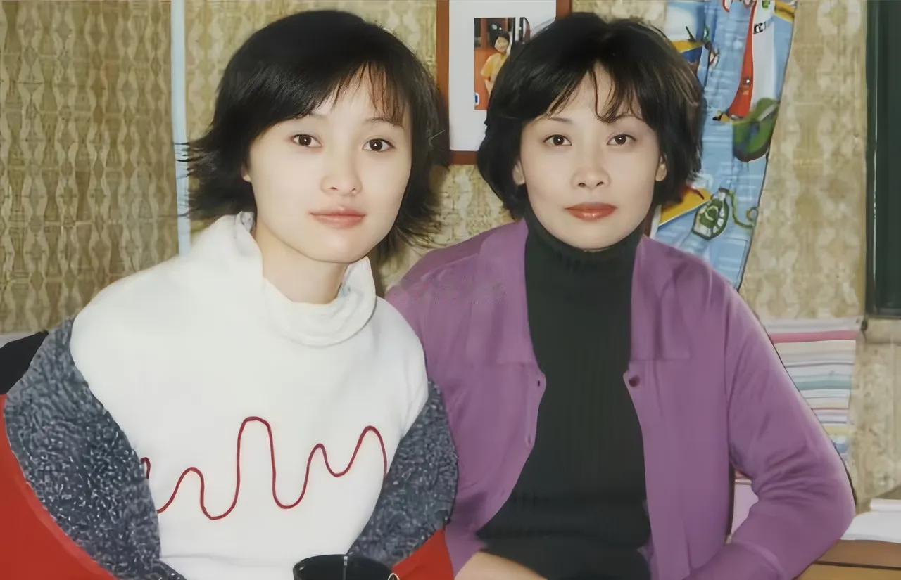 母女俩的眼睛和嘴巴,简直是一个模子刻出来的。优雅迷人的吴越给人一种独特的美感