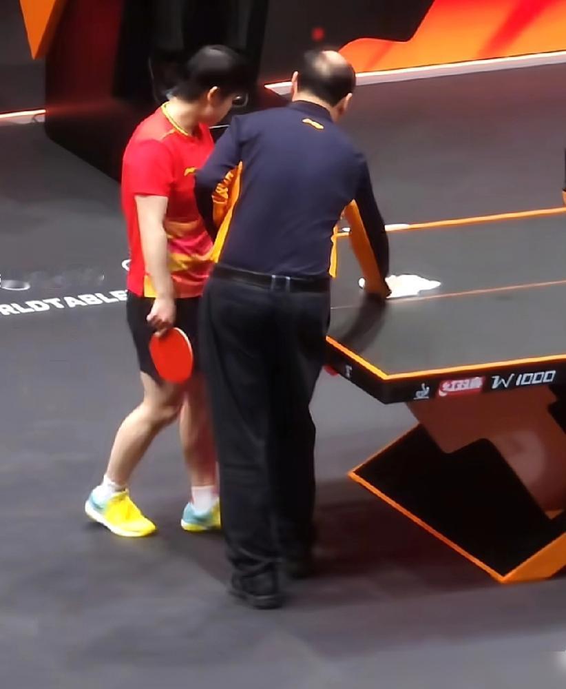 不知这个裁判有没有社死现场！莎莎请裁判帮忙把桌子，本想自己擦的，裁判拒绝了，