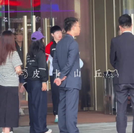 孙颖莎王楚钦澳门上训，不一个待遇？今天上午澳门第一训酒店出发！看我们的世一姐