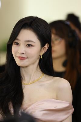 宋轶现身上海出席珠宝品牌活动宋轶不愧是气质美女呀这样的黄金项链也能驾驭