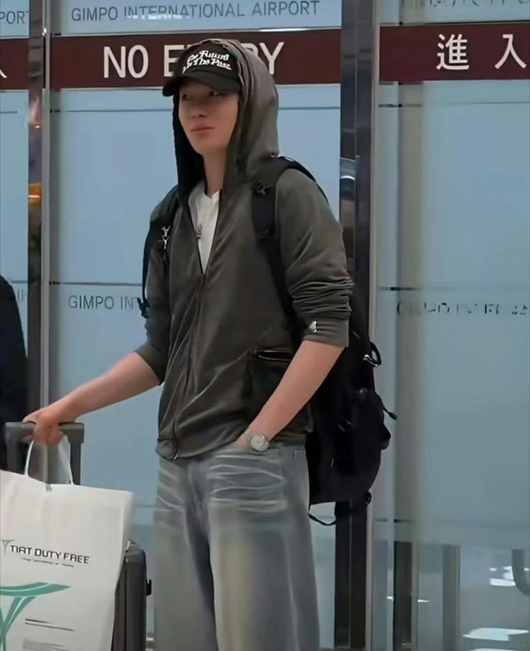 ～李楷灿仁川机场要被仁川机场这波笑晕了年度抓猪笑话这不就来了吗哈哈哈哈！女孩