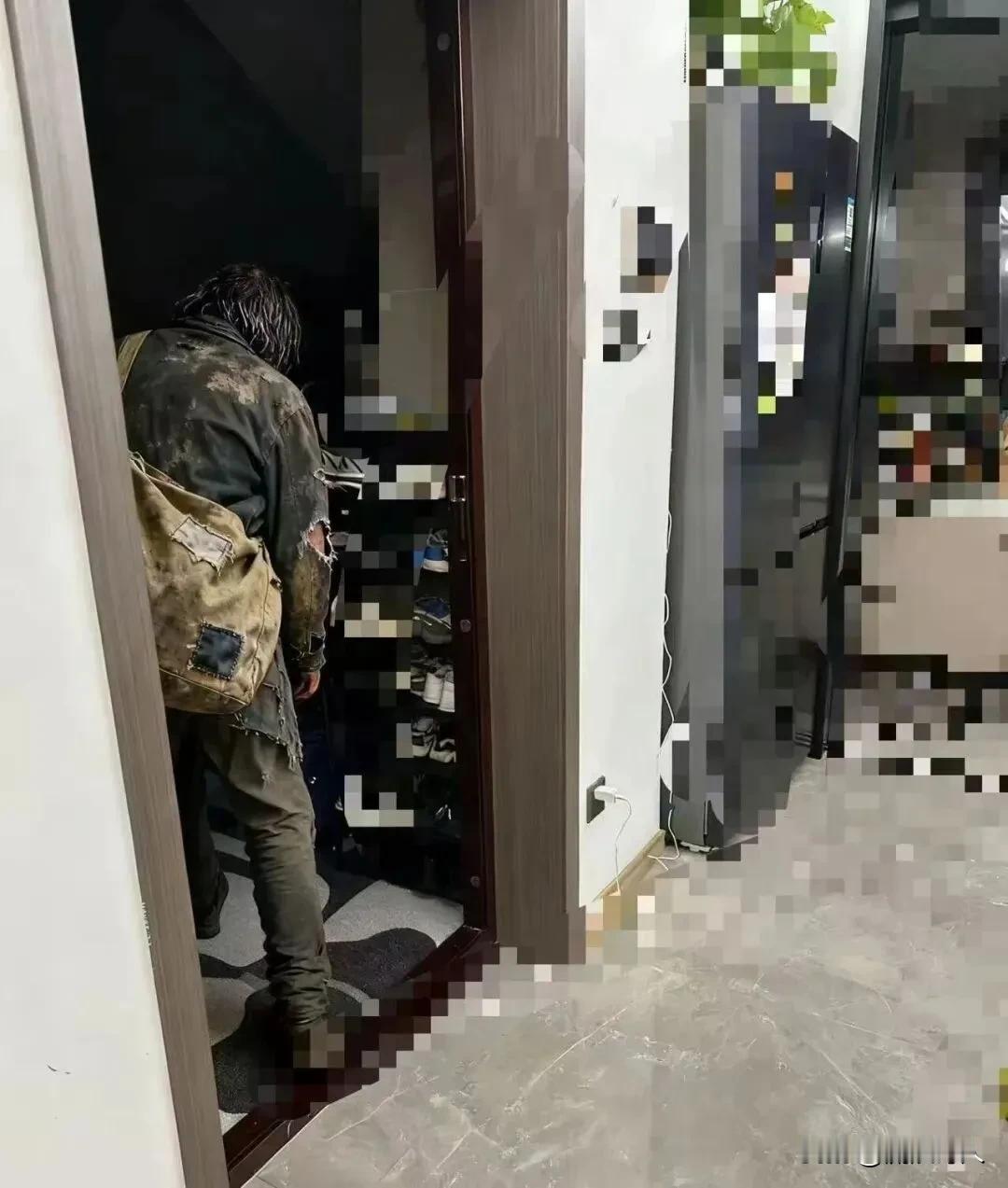 流浪汉闯进了一个美女的家中不但要吃要喝～还说要在她家里睡上一觉，等她丈夫回来