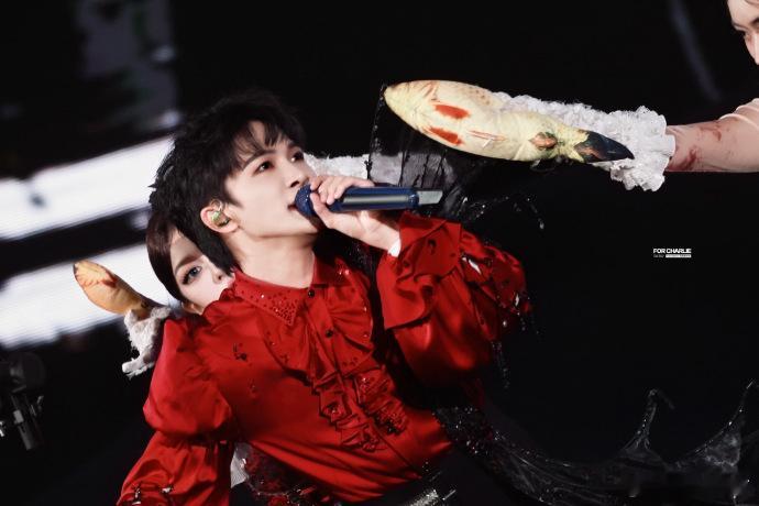 舞蹈老师对周深绝对是真爱，每次都能设计出新花样，今天这条臭鳜鱼直接把周深整不会了