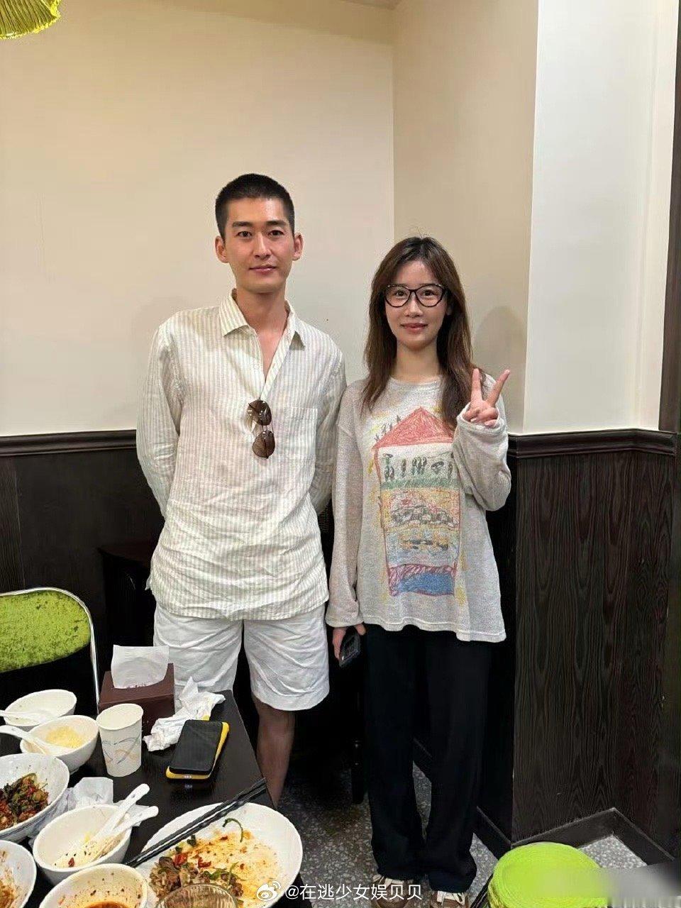 张翰在上海逛街吃饭被偶遇，他减肥了，剪了寸头，变得又高又帅，终于不油腻了！看起来