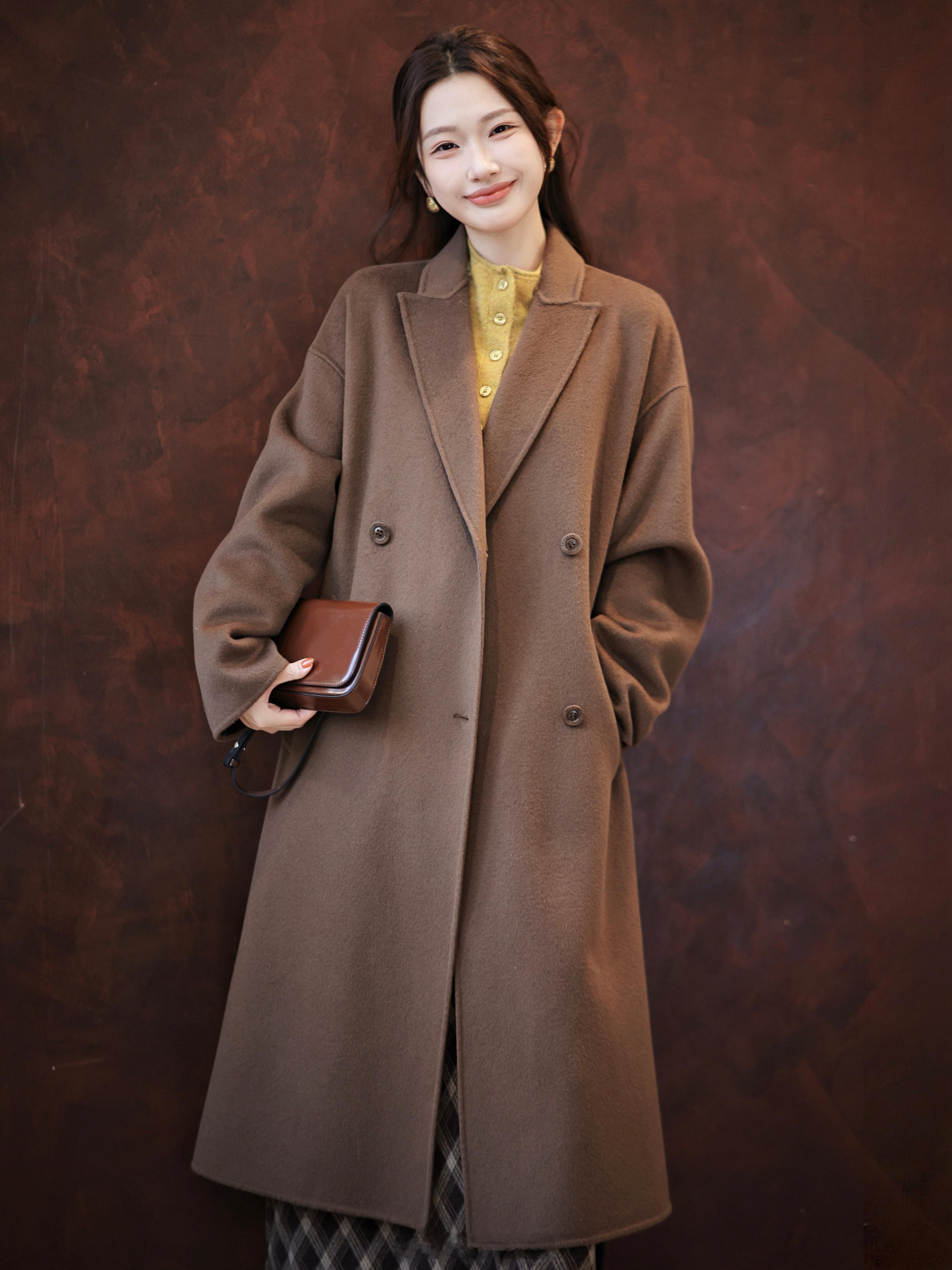 不是我说！谁让你大衣这么穿的太气质了吧！精干的版型一整个老钱又大气羊毛+山羊