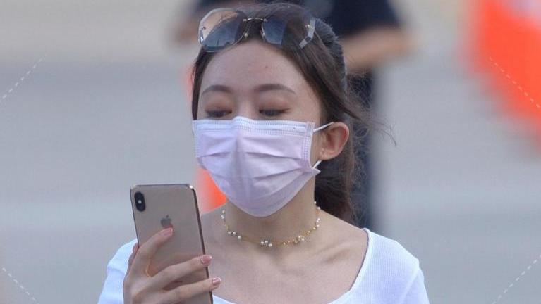 白色薄款长袖上衣邂逅浅蓝色牛仔裤,是一种生活态度的展现!