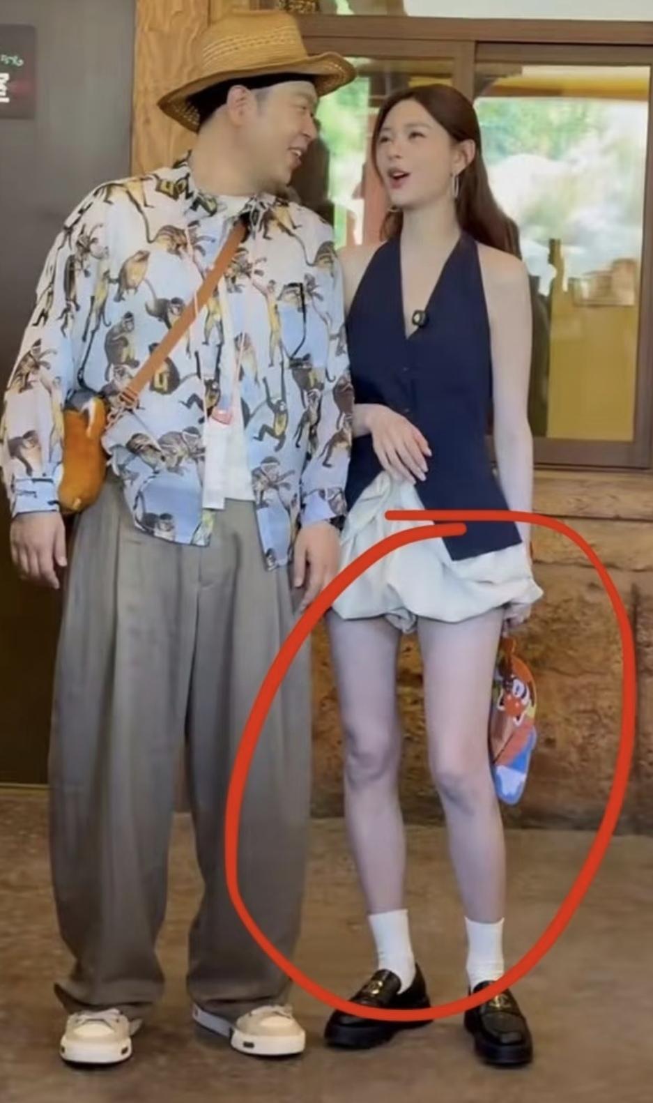 沈梦辰真是精致的猪猪女孩，全身都涂满了粉底液！