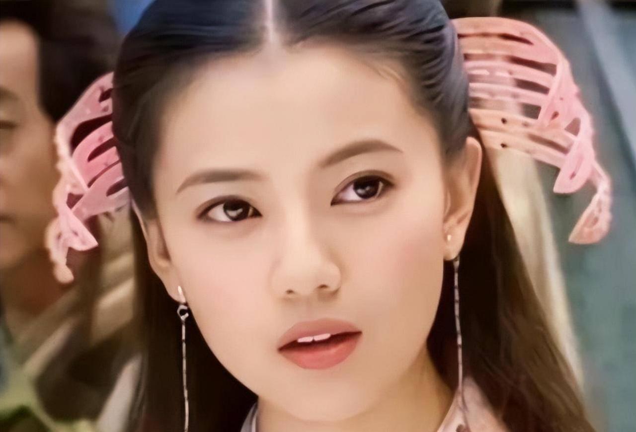 连载版周芷若是明教周子旺的女儿，属于妖女，张三丰发现小周芷若对少年张无忌一见钟情