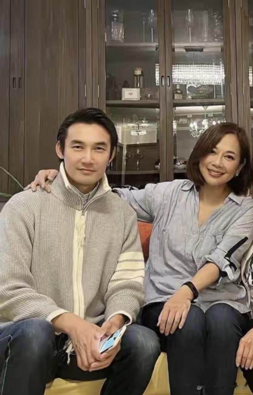 这绝对是嫁到内地最成功的两个大明星。一个是蔡少芬嫁给了张晋一个是陈松伶嫁给了