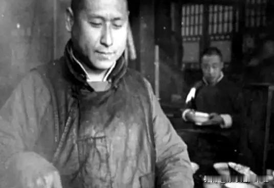 1949年，代号“608”的地下党，因唯一的交通员病逝，和党组织失联。这时，他想