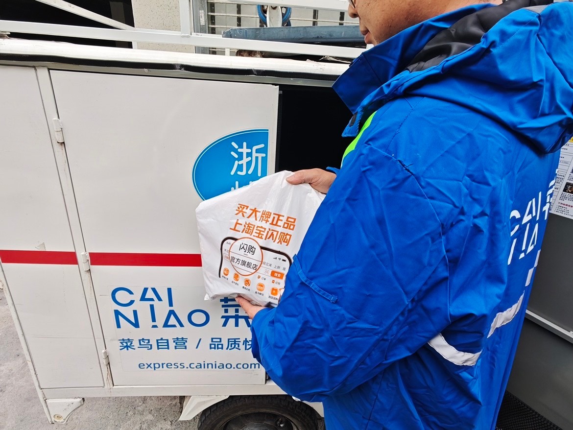 10月22日，据媒体报道，菜鸟已经在江浙沪等城市为淘宝闪购提供仓配小时达派送。我