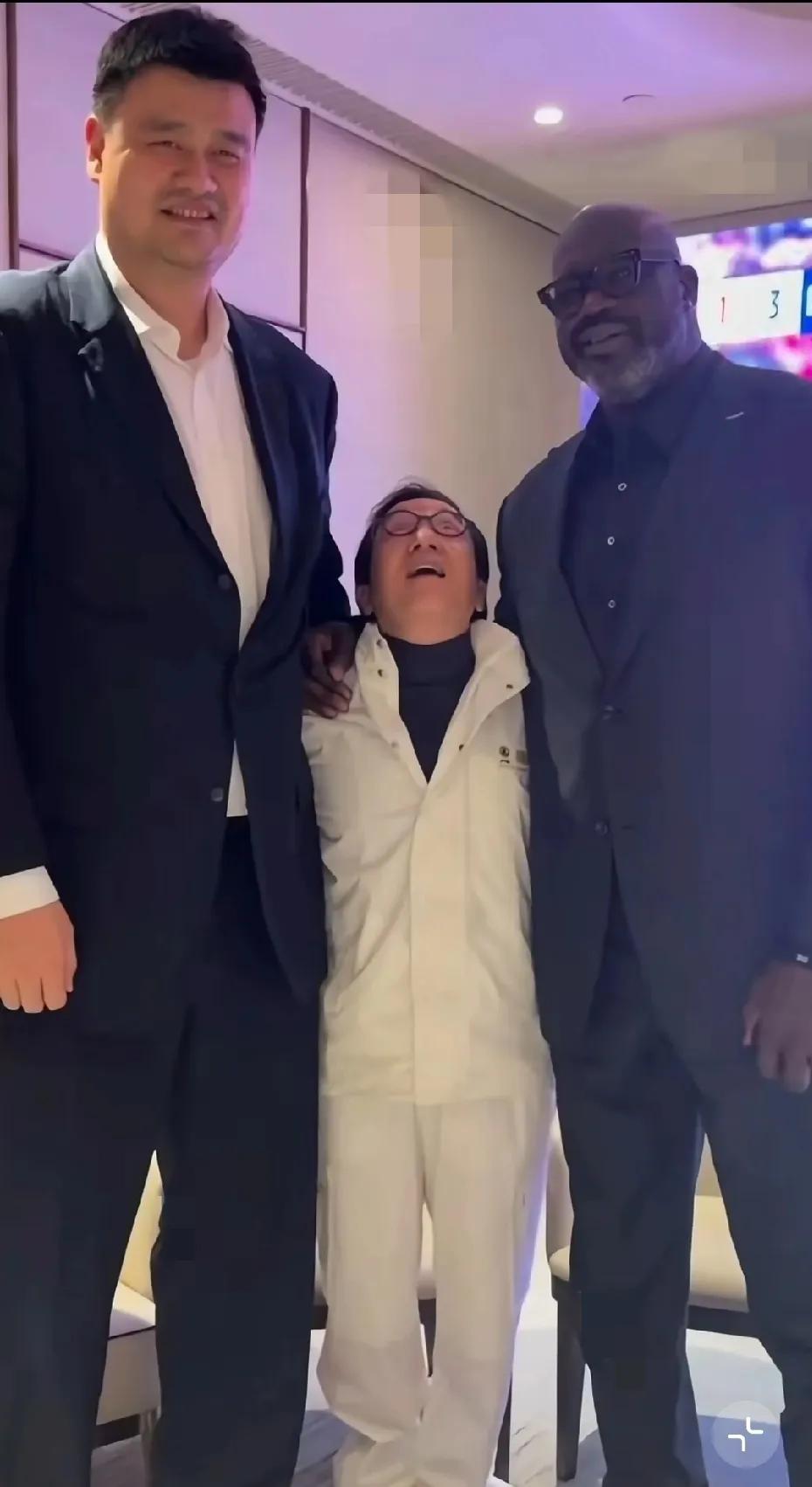 原来也有成龙大哥这辈子都达不到的“高度”，身旁是两座巍峨的“高山”！也只能抬头仰