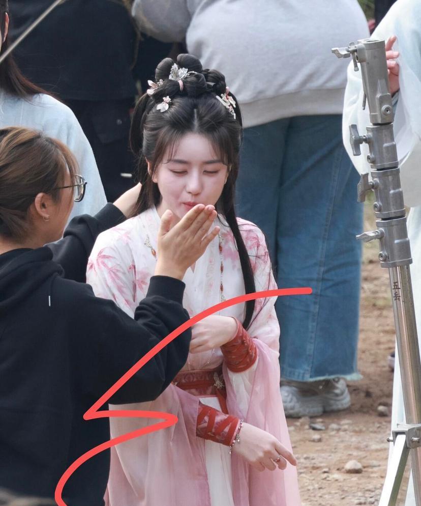 李凯馨敢如此“糊”作非为，和她强大的背景分不开，我去查了一下，她老妈是新加坡