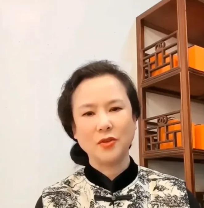 二人转演员王小华出来辟谣了，和谢广坤离婚他净身出户净瞎扯，怎么会呢！以谢广坤的精