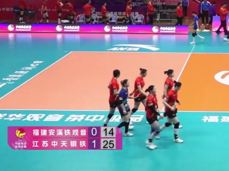 女排季后赛D组第三轮：两场比赛的首局，一边是25-7，另一边是25-14