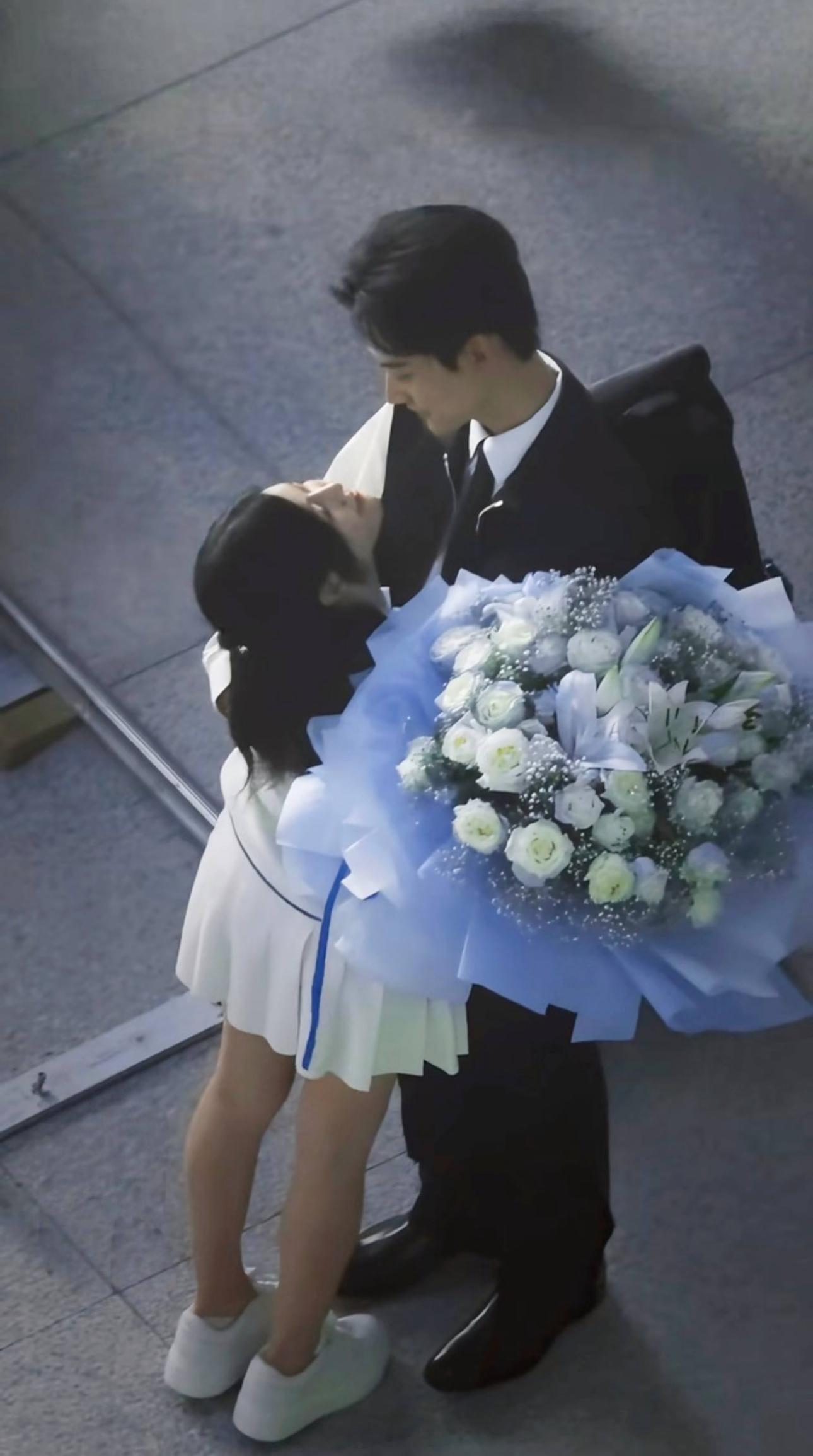 狙击蝴蝶好浓的姐狗味好绝的体型差救命！！这个身高差拥抱的时候，弟弟微微弓背把下