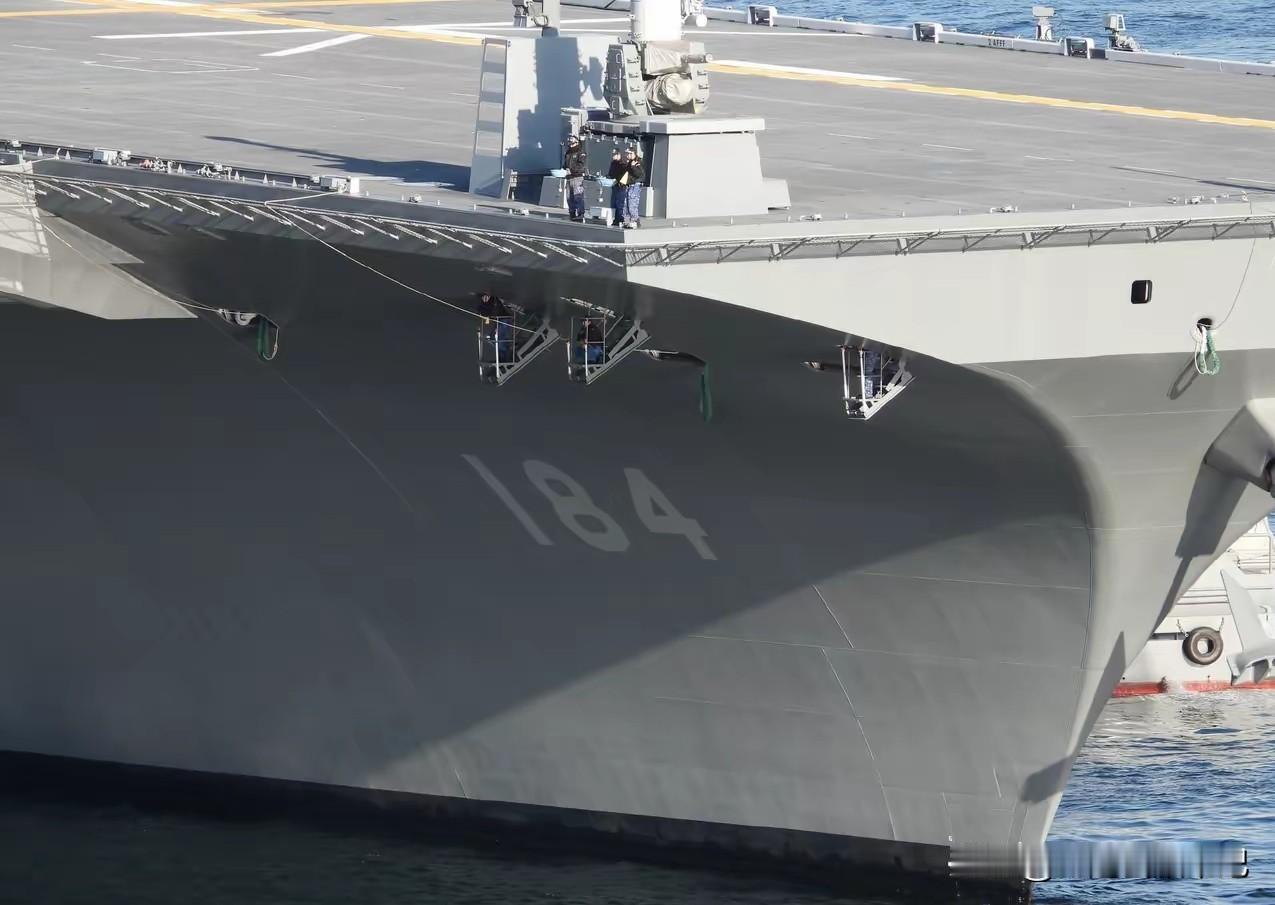 小日子这是什么操作？日本的一艘军舰，下面的舷梯上有两个人，一个蹲着，一个站着，